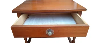 Mesita de noche de madera con cajón