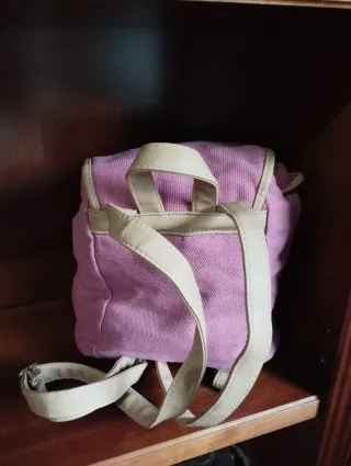 Mochila rosa con detalles beige