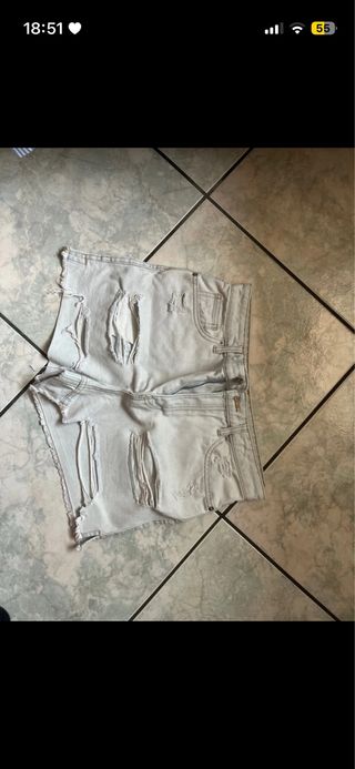 Shorts in jeans strappati