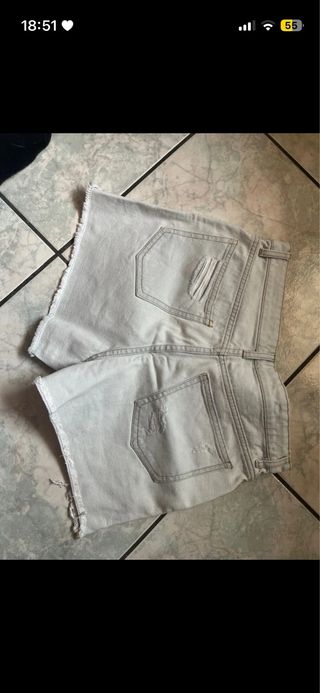 Shorts in jeans strappati