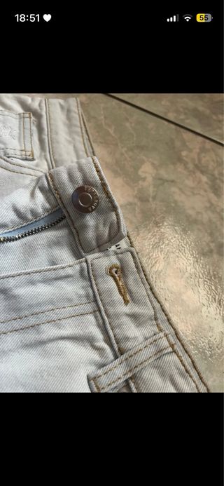 Shorts in jeans strappati