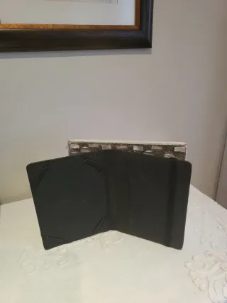 Funda Ebook Universal 6 Negra y Dorada