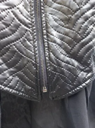 Mini abito nero elegante e femminile sexi-chic.