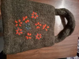 Bolso de mano con flores bordadas