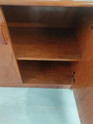 Mesa de despacho, 2 cajoneras y 3 sillones azules