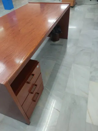 Mesa de despacho, 2 cajoneras y 3 sillones azules