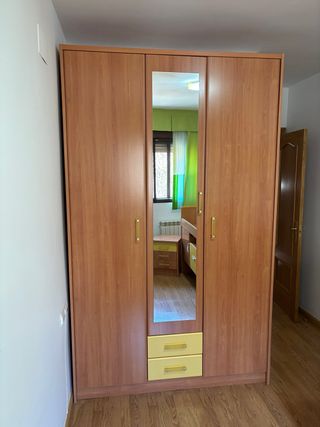 Armario y cama con mesita a juego