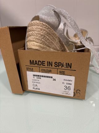 Espardeñas plateadas con cuña y lazo