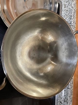 Sopera antigua de metal con tapa