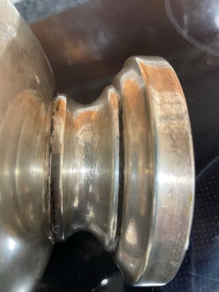 Sopera antigua de metal con tapa