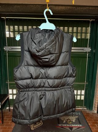 Gilet imbottito nero con cappuccio