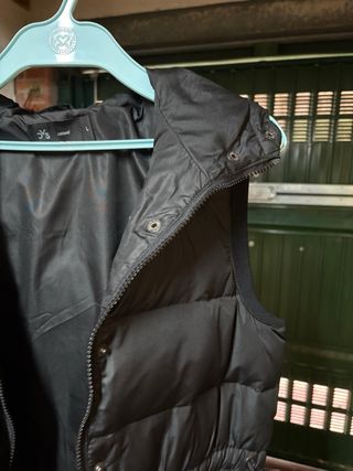 Gilet imbottito nero con cappuccio