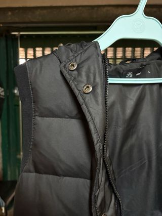 Gilet imbottito nero con cappuccio