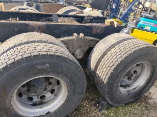 Chasis de camión con ruedas