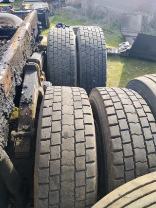 Chasis de camión con ruedas