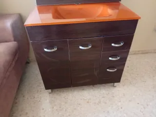 Mueble de baño con espejo y lavabo