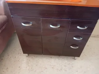 Mueble de baño con espejo y lavabo