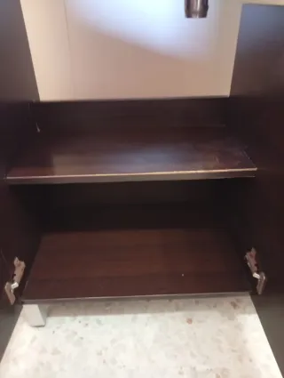 Mueble de baño con espejo y lavabo