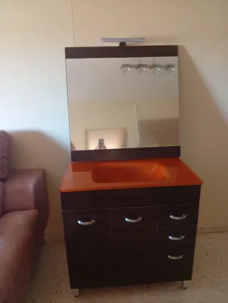 Mueble de baño con espejo y lavabo