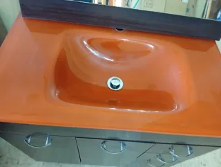 Mueble de baño con espejo y lavabo