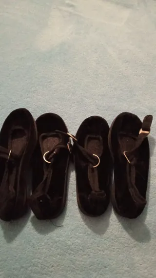 Zapatillas terciopelo negro tradicionales.