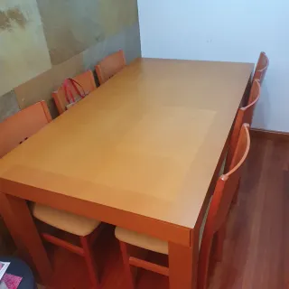 Set da pranzo con tavolo e sedie