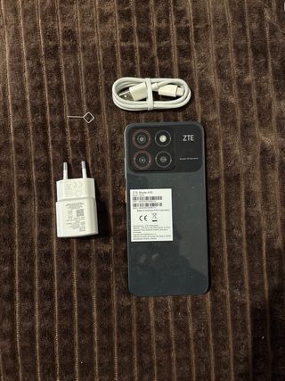 Teléfono ZTE Negro + Cargador y Cable
