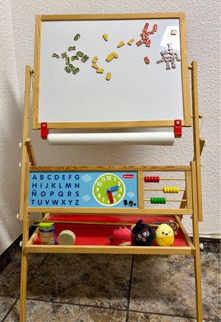 Pizarra infantil de madera con accesorios