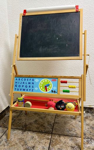 Pizarra infantil de madera con accesorios