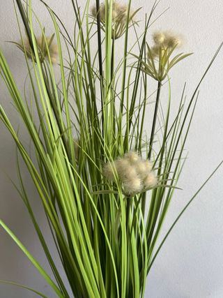 Planta artificial alta com vaso preto