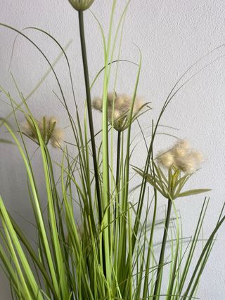 Planta artificial alta com vaso preto