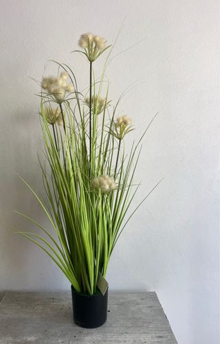 Planta artificial alta com vaso preto