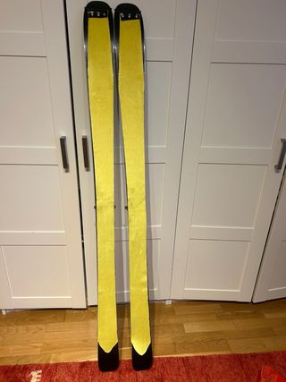 Esquís travesia Backland, fijaciones y pieles