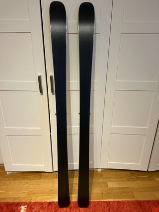 Esquís travesia Backland, fijaciones y pieles