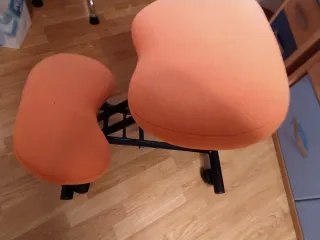 Silla ergonómica  de rodillas ,patas metálicas