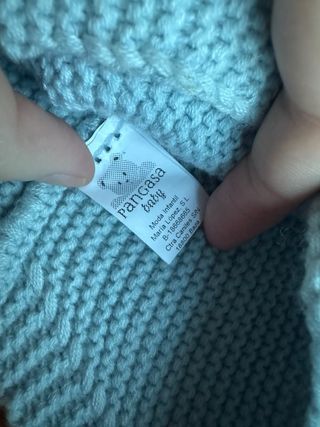 Gorro Pangasa azul empolvadcon pompón pelo natural