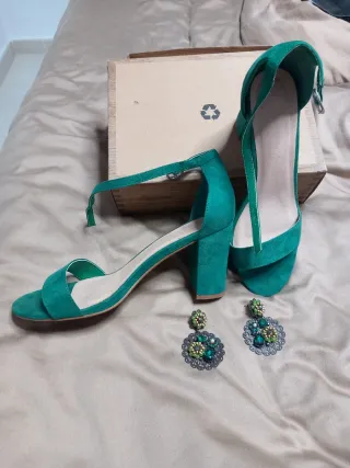 Zapatos de tacón y pendientes a juego