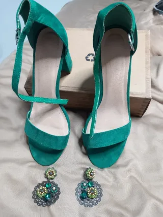 Zapatos de tacón y pendientes a juego