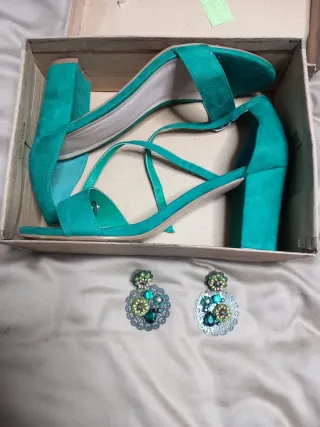 Zapatos de tacón y pendientes a juego