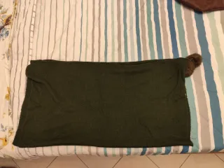 Sciarpa verde con pompon.