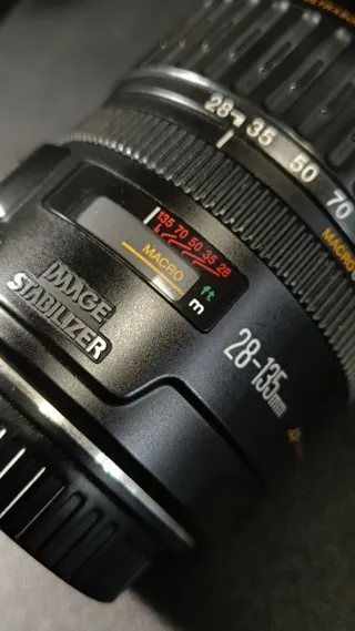 Objetivo Canon 28-135mm f/3.5-5.6 IS USM con Macro