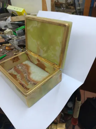 Caja de marmol verde y dorada