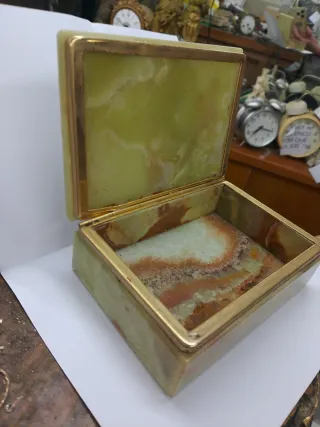 Caja de marmol verde y dorada