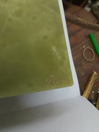 Caja de marmol verde y dorada