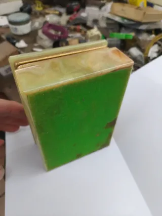 Caja de marmol verde y dorada