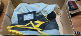 Zapatos de seguridad Diadora negros y amarillos