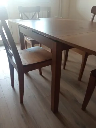 Conjunto mesa y 4 sillas de madera