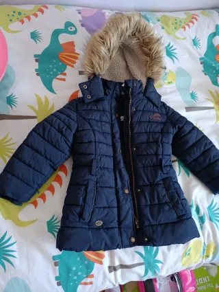 Chaqueta C&A niña azul marino con capucha