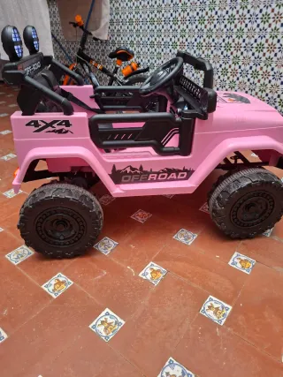 Coche infantil rosa todoterreno