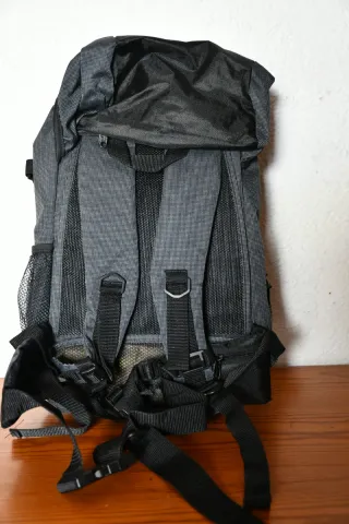 Mochila negra y gris